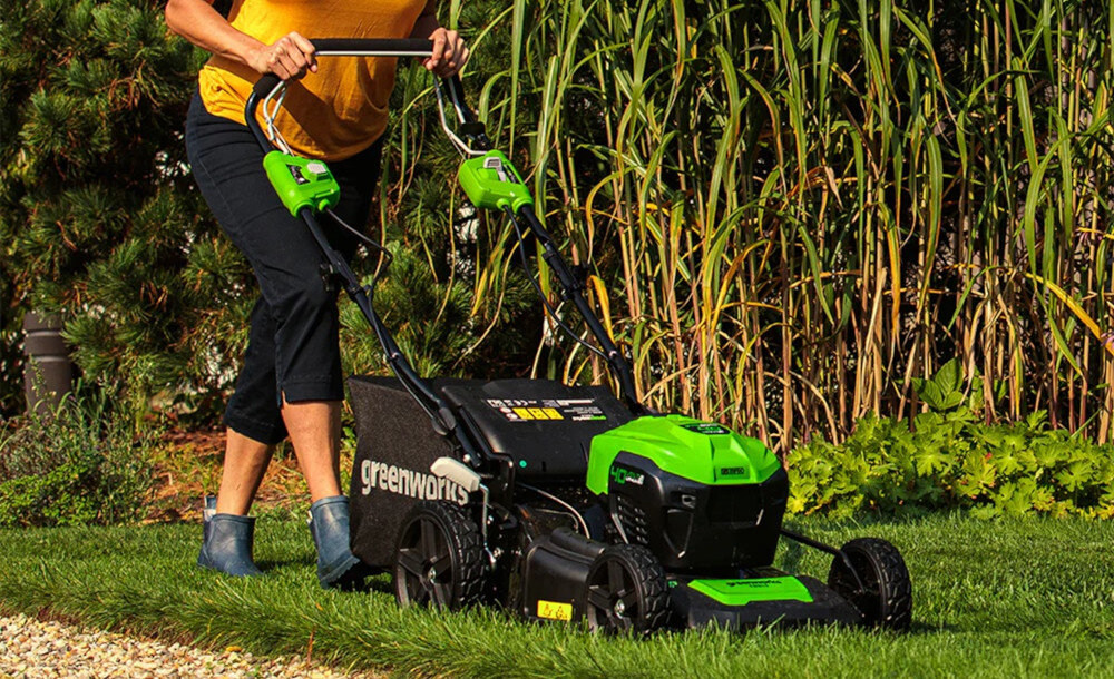 Kosiarka akumulatorowa GREENWORKS GD40LM46SP z napędem noze z wysokiej jakosci stali precyzyjnie wyszlifowane szerokosc robocza 46 cm do trawnikow o powierzchni do 750 m2 system ECO BOOST oszczednosc akumulatora dostosowanie predkosci obrotowej do obciazenia noza