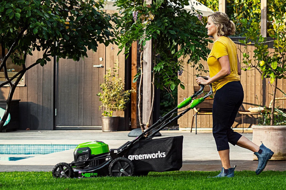 Kosiarka akumulatorowa GREENWORKS GD40LM46SP z napędem kola duze lozyskowe 20 cm na przod 25 cm na tyl skutecznie zmniejszaja opory toczenia naped ulatwia prowadzenie i manewrowanie