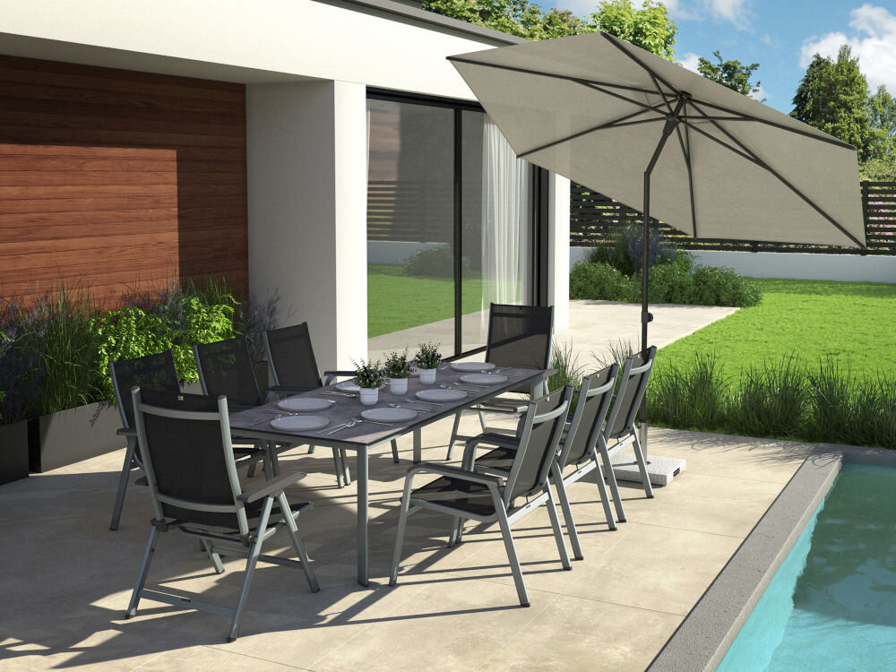 Rama stołu ogrodowego KETTLER Edge 0104021-0000, Funkcjonalność w praktyce, Stół w komplecie z krzesłami w tle basen i ogród