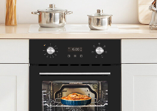 Piekarnik MPM-45-BO-22 w zabudowie kuchennej, w środku widoczne ciasto.