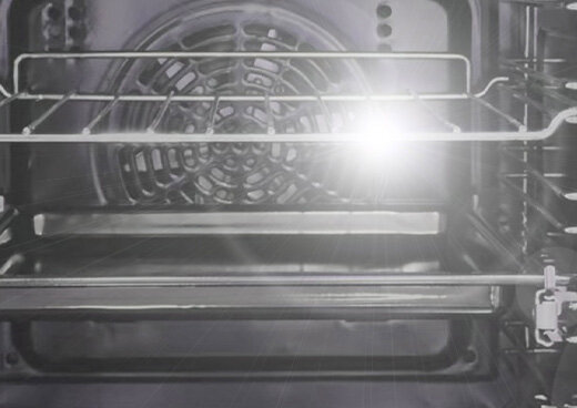 Zbliżenie na wnętrze piekarnika MPM-45-BO-22, widoczny połyskujący ruszt i tacka do pieczenia.
