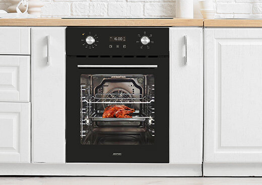 Piekarnik MPM-45-BO-22 w zabudowie kuchennej, w środku widoczny kurczak.