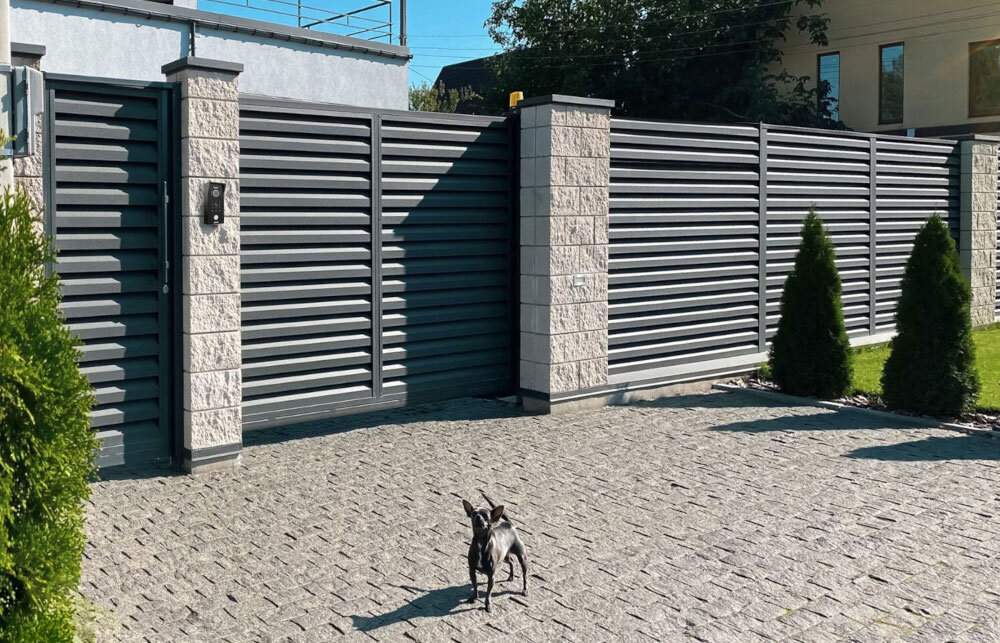 Zestaw wideodomofonowy EURA VDP-82C5 Czarny kaseta zewnetrzna VDA-34A3 obraz w rozdzielczosci 1080P obiektyw pole widzenia 115 stopni kamera z czujnikiem zmierzchu 5 bialych diod LED