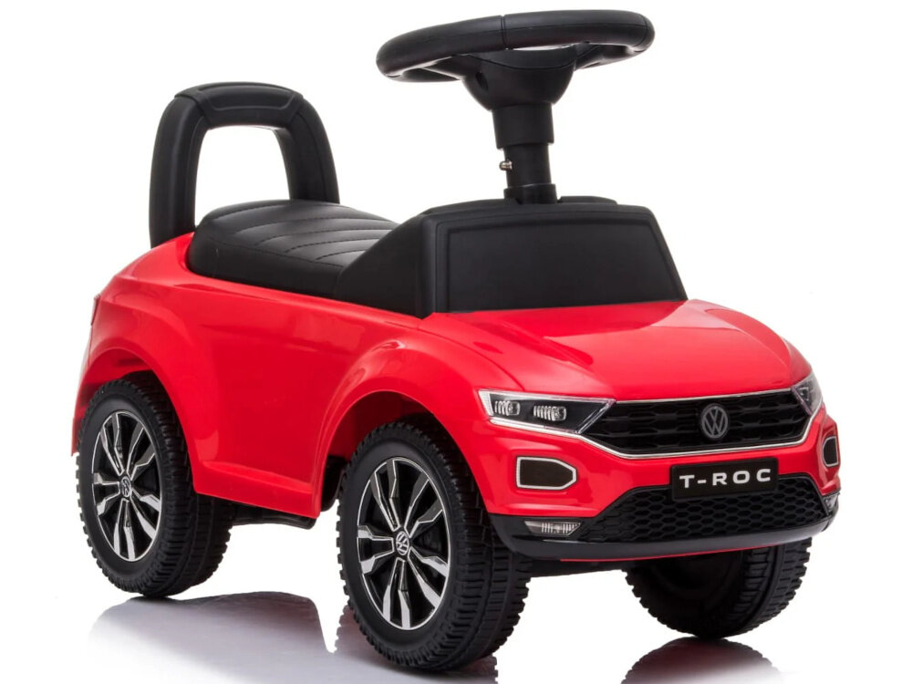 Jeździk SUN BABY Volkswagen T-Roc Czerwony jeździk na białym tle widoczny od przodu pod skosem pierwsze pojazdowe wsparcie dla dzieci od 12. miesiąca życia bezpieczny pomaga rozwijać samodzielność stabilna konstrukcja wspiera naturalny rozwój ruchowy