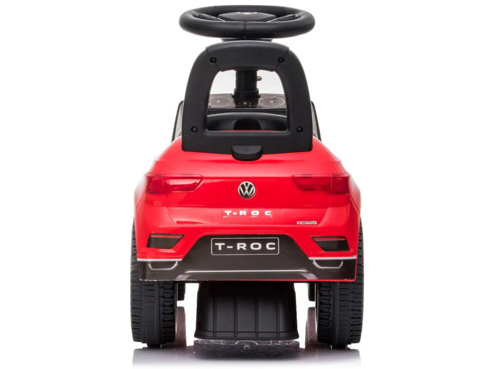 Jeździk SUN BABY Volkswagen T-Roc Czerwony jeździk na białym tle widoczny od tyłu zabezpieczenia przed wywrotką do przodu i tyłu zmniejszają ryzyko utraty równowagi bezpieczna zabawa dopuszczalne obciążenie do 25 kg