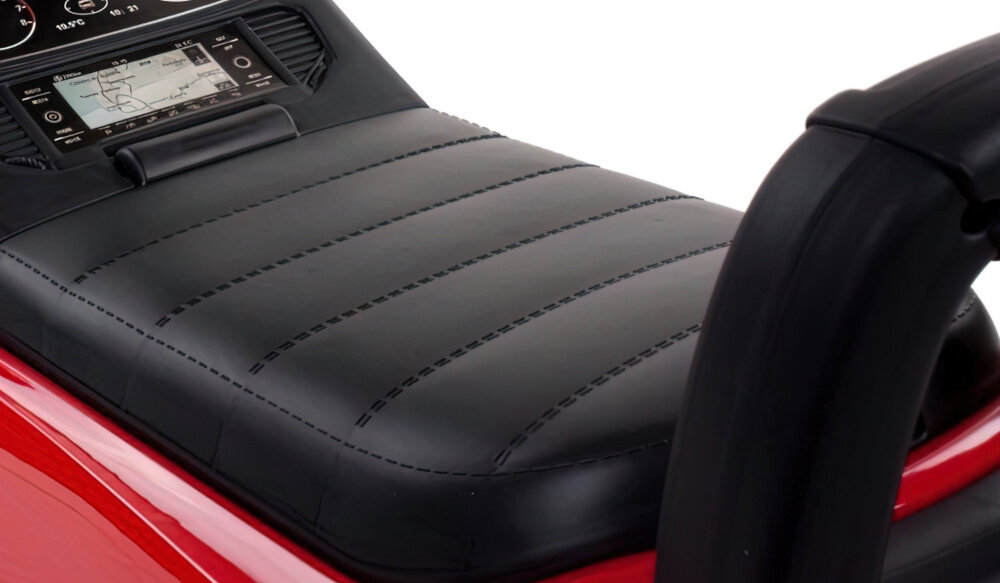 Jeździk SUN BABY Volkswagen T-Roc Czerwony zbliżenie na siedzisko siedzisko wyposażono w wygodne oparcie pomaga utrzymać prawidłową pozycję dziecko może bawić się dłużej bez odczuwania zmęczenia