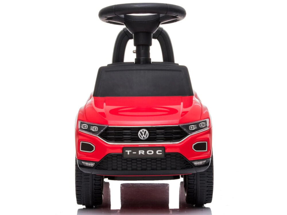 Jeździk SUN BABY Volkswagen T-Roc Czerwony jeździk na białym tle widoczny od przodu na licencji Volkswagen stylistyka nawiązuje do modelu T-Roc chromowane felgi dopracowane detale duże koła wykonane z trwałego tworzywa sztucznego wygoda stabilność