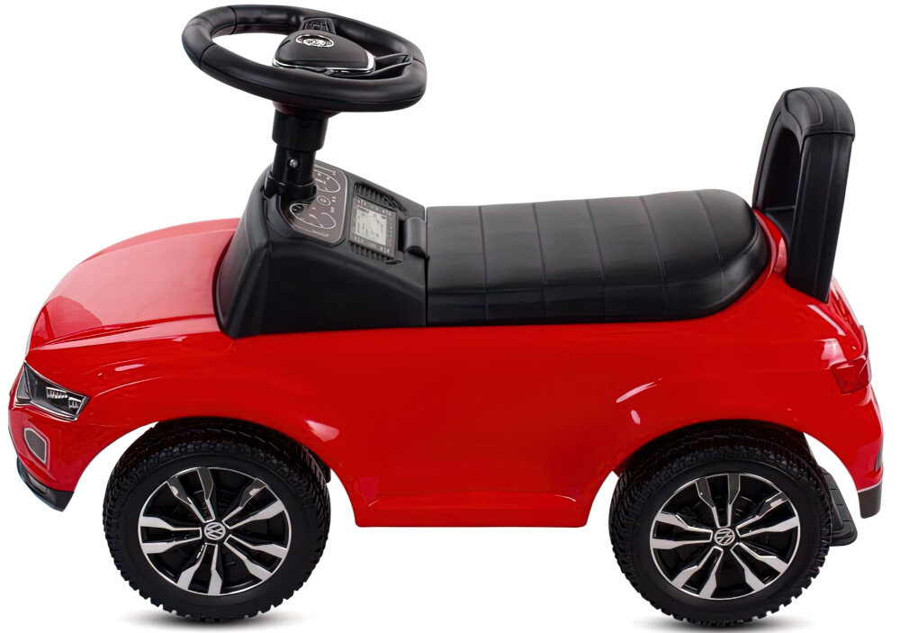 Jeździk SUN BABY Volkswagen T-Roc Czerwony jeździk na białym tle widoczny z boku uchy koordynacji ruchów nóg, rąk i tułowia dziecko naturalnie rozwija zdolności motoryczne wspiera równowagę wzmacnia mięśnie zachęca do dalszej aktywności fizycznej pomaga w nauce samodzielności wpływa na rozwój psychoruchowy lekka konstrukcja (około 3,57kg) wygodne wymiary 65 × 28 × 41 cm