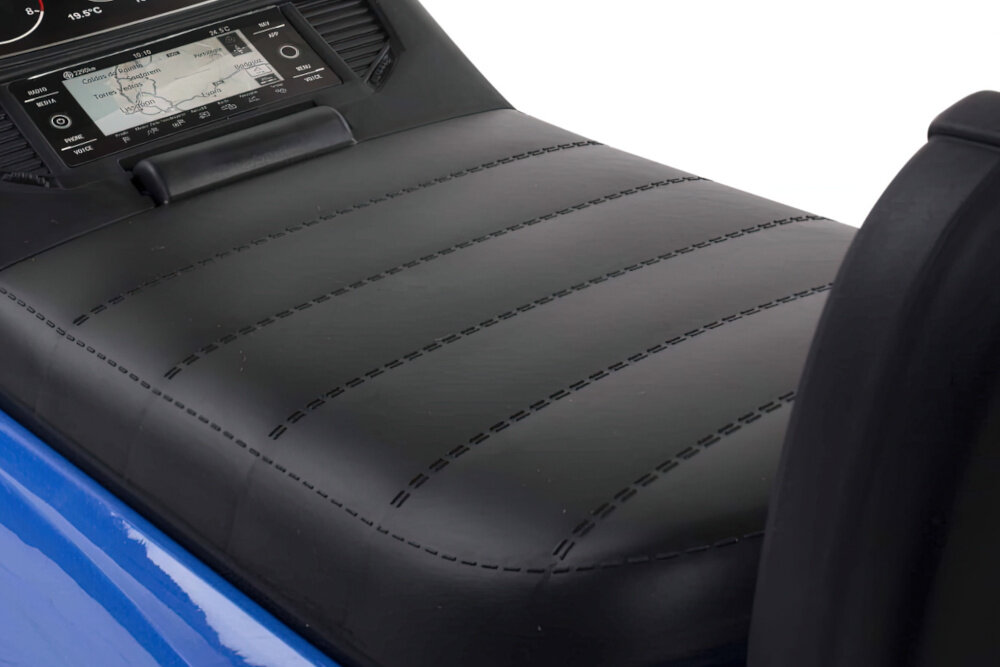 Jeździk SUN BABY Volkswagen T-Roc Niebieski zbliżenie na siedzisko siedzisko wyposażono w wygodne oparcie pomaga utrzymać prawidłową pozycję dziecko może bawić się dłużej bez odczuwania zmęczenia