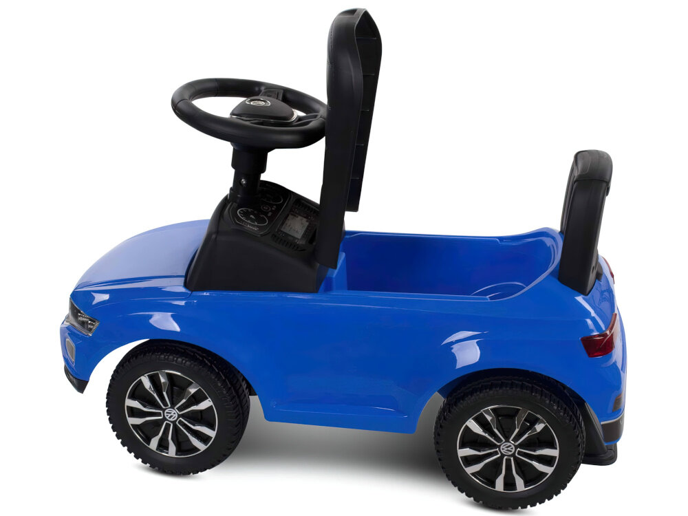 Jeździk SUN BABY Volkswagen T-Roc Niebieski jeździk na białym tle widoczny z boku otwarty schowek schowek umieszczony pod siedziskiem można przechowywać drobiazgi rozwija poczucie odpowiedzialności i uczy organizacji