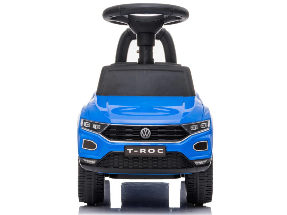 Jeździk SUN BABY Volkswagen T-Roc Niebieski jeździk na białym tle widoczny od przodu na licencji Volkswagen stylistyka nawiązuje do modelu T-Roc chromowane felgi dopracowane detale duże koła wykonane z trwałego tworzywa sztucznego wygoda stabilność