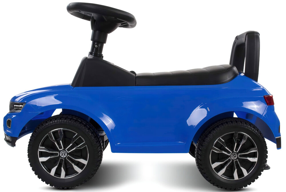 Jeździk SUN BABY Volkswagen T-Roc Niebieski jeździk na białym tle widoczny z boku uchy koordynacji ruchów nóg, rąk i tułowia dziecko naturalnie rozwija zdolności motoryczne wspiera równowagę wzmacnia mięśnie zachęca do dalszej aktywności fizycznej pomaga w nauce samodzielności wpływa na rozwój psychoruchowy lekka konstrukcja (około 3,8kg) wygodne wymiary 65 × 28 × 41 cm