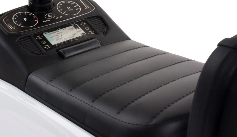 Jeździk SUN BABY Volkswagen T-Roc Biały zbliżenie na siedzisko siedzisko wyposażono w wygodne oparcie pomaga utrzymać prawidłową pozycję dziecko może bawić się dłużej bez odczuwania zmęczenia