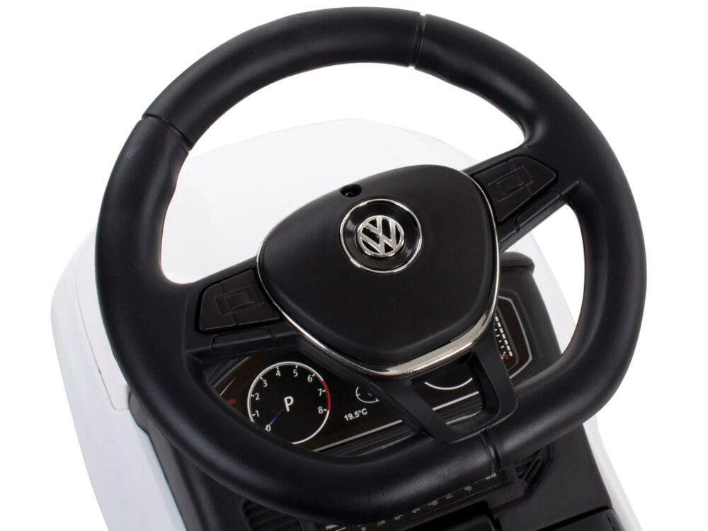 Jeździk SUN BABY Volkswagen T-Roc Biały zbliżenie na kierownicę kierownica z klaksonem i melodiami dźwięki dodają realizmu kierownica zasilana dwoma bateriami AA