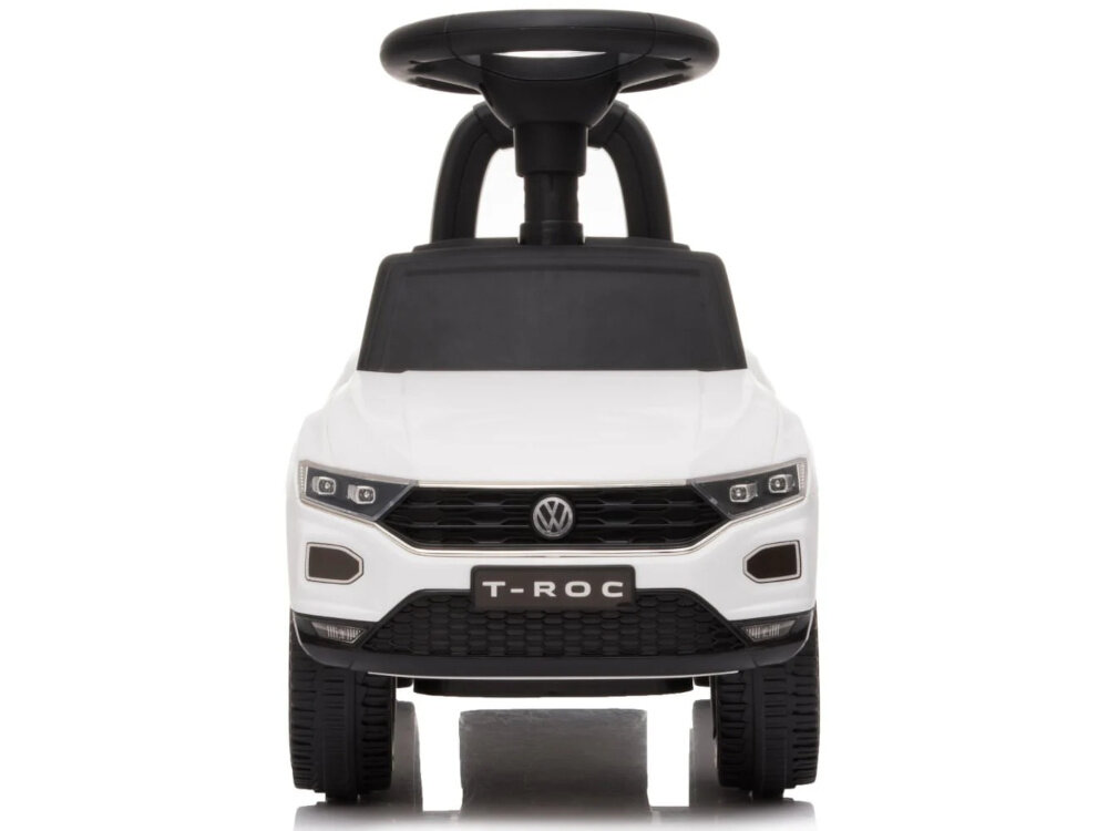 Jeździk SUN BABY Volkswagen T-Roc Biały jeździk na białym tle widoczny od przodu na licencji Volkswagen stylistyka nawiązuje do modelu T-Roc chromowane felgi dopracowane detale duże koła wykonane z trwałego tworzywa sztucznego wygoda stabilność