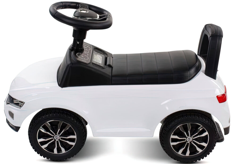 Jeździk SUN BABY Volkswagen T-Roc Biały jeździk na białym tle widoczny z boku uchy koordynacji ruchów nóg, rąk i tułowia dziecko naturalnie rozwija zdolności motoryczne wspiera równowagę wzmacnia mięśnie zachęca do dalszej aktywności fizycznej pomaga w nauce samodzielności wpływa na rozwój psychoruchowy lekka konstrukcja (około 3,8kg) wygodne wymiary 65 × 28 × 41 cm
