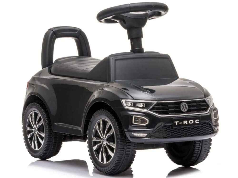 Jeździk SUN BABY Volkswagen T-Roc Czarny jeździk na białym tle widoczny od przodu pod skosem pierwsze pojazdowe wsparcie dla dzieci od 12. miesiąca życia bezpieczny pomaga rozwijać samodzielność stabilna konstrukcja wspiera naturalny rozwój ruchowy