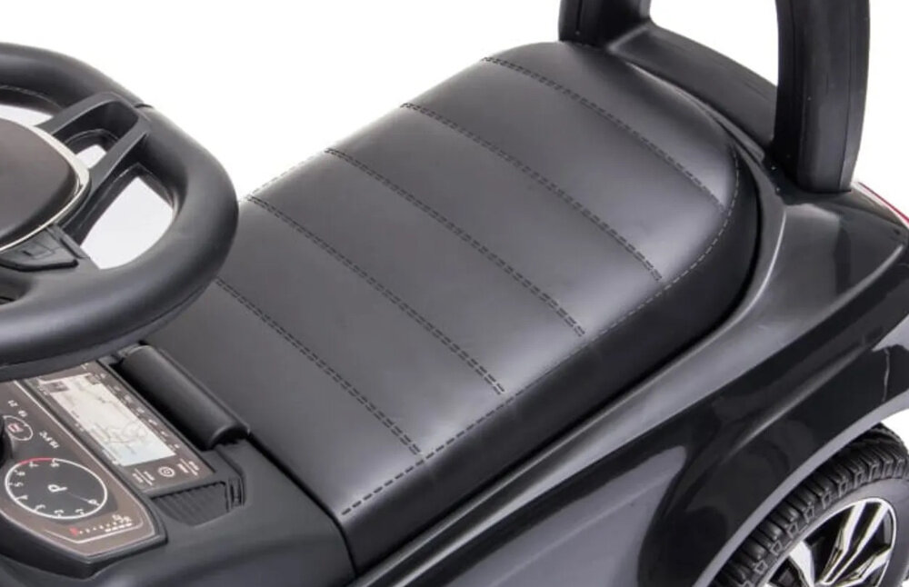 Jeździk SUN BABY Volkswagen T-Roc Czarny zbliżenie na siedzisko siedzisko wyposażono w wygodne oparcie pomaga utrzymać prawidłową pozycję dziecko może bawić się dłużej bez odczuwania zmęczenia