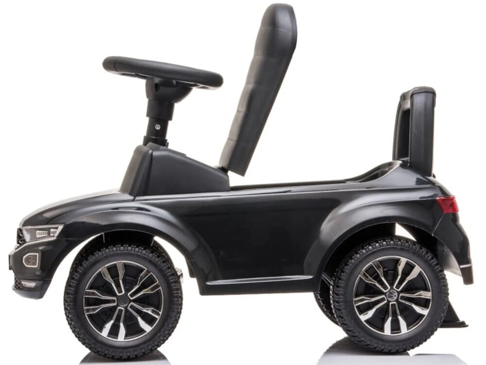 Jeździk SUN BABY Volkswagen T-Roc Czarny jeździk na białym tle widoczny z boku otwarty schowek schowek umieszczony pod siedziskiem można przechowywać drobiazgi rozwija poczucie odpowiedzialności i uczy organizacji