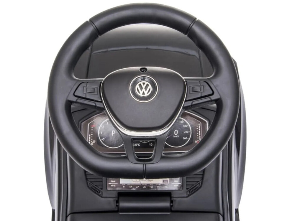 Jeździk SUN BABY Volkswagen T-Roc Czarny zbliżenie na kierownicę kierownica z klaksonem i melodiami dźwięki dodają realizmu kierownica zasilana dwoma bateriami AA