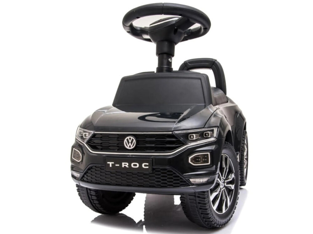 Jeździk SUN BABY Volkswagen T-Roc Czarny jeździk na białym tle widoczny od przodu na licencji Volkswagen stylistyka nawiązuje do modelu T-Roc chromowane felgi dopracowane detale duże koła wykonane z trwałego tworzywa sztucznego wygoda stabilność