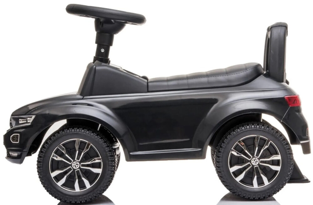 Jeździk SUN BABY Volkswagen T-Roc Czarny jeździk na białym tle widoczny z boku uchy koordynacji ruchów nóg, rąk i tułowia dziecko naturalnie rozwija zdolności motoryczne wspiera równowagę wzmacnia mięśnie zachęca do dalszej aktywności fizycznej pomaga w nauce samodzielności wpływa na rozwój psychoruchowy lekka konstrukcja (około 3,57kg) wygodne wymiary 65 × 28 × 41 cm