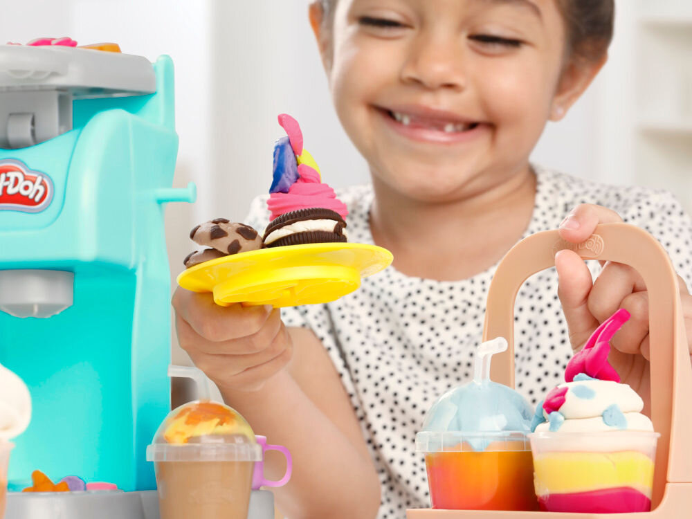 Ciastolina PLAY-DOH Kolorowa Kawiarnia F58365L0 Play-Doh Kitchen Creations Super Colorful Cafe Playset babeczki ciastka pączki zabawa piekarnia