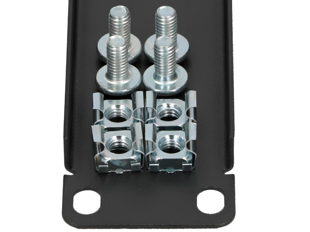 Panel frontowy EXTRALINK 1U Zbliżenie na wewnętrzną stronę panelu, na której ułożone są cztery srebrne śruby oraz cztery metalowe nakrętki koszyczkowe służące do montażu w szafie rack