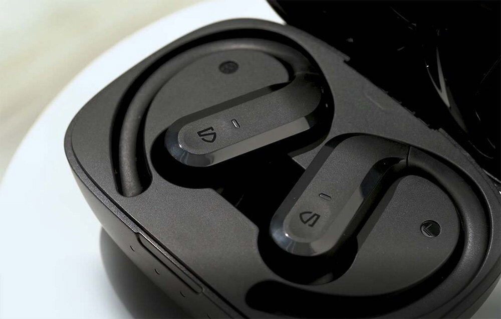 słuchawki dźwięk brzmienie bezprzewodowe etui ładowanie czas pracy bluetooth sterowanie obsługa jakość dźwięk 