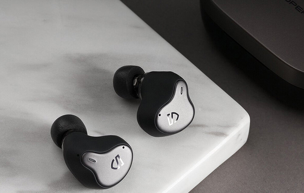 słuchawki dźwięk brzmienie bezprzewodowe etui ładowanie czas pracy bluetooth sterowanie obsługa jakość dźwięk