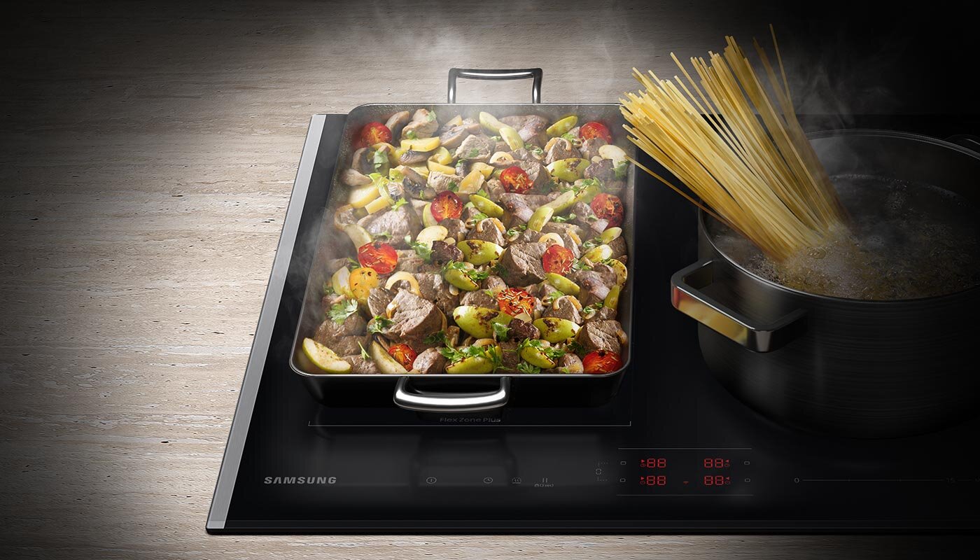 Połączenie pól grzejnych z lewej strony tworzy dużą strefę, co pokazuje zdjęcie brytfanny ustawionej na płycie indukcyjnej Samsung