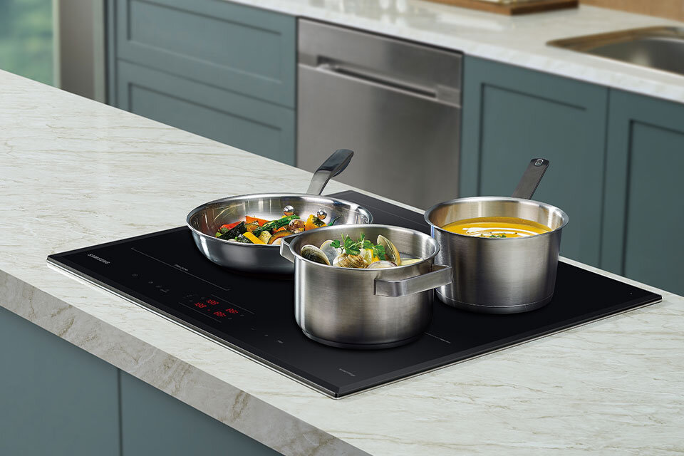 Moc całkowita płyty indukcyjnej Samsung to aż 7,4 kW, dzięki czemu można ją intensywnie użytkować, tak jak to zostało pokazane na zdjęciu. Moc całkowita płyty indukcyjnej Samsung to aż 7,4 kW, dzięki czemu można ją intensywnie użytkować, tak jak to zostało pokazane na zdjęciu.