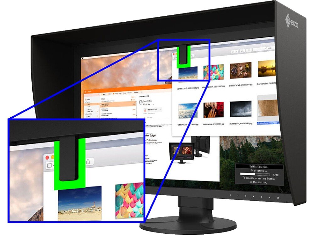 Monitor EIZO ColorEdge CG2700S Monitor z zamontowaną osłoną przeciwsłoneczną. Na ekranie wyświetlone są miniatury zdjęć, a w lewym górnym rogu wysunięty jest wbudowany sensor kalibracyjny, zaznaczony niebieską ramką, kalibracja, sensor, gotowość do pracy