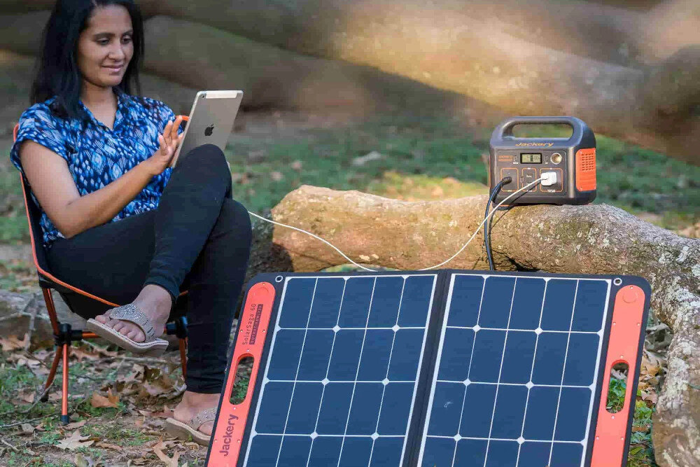 Stacja zasilania JACKERY Explorer 240EU ladowanie panel sloneczny