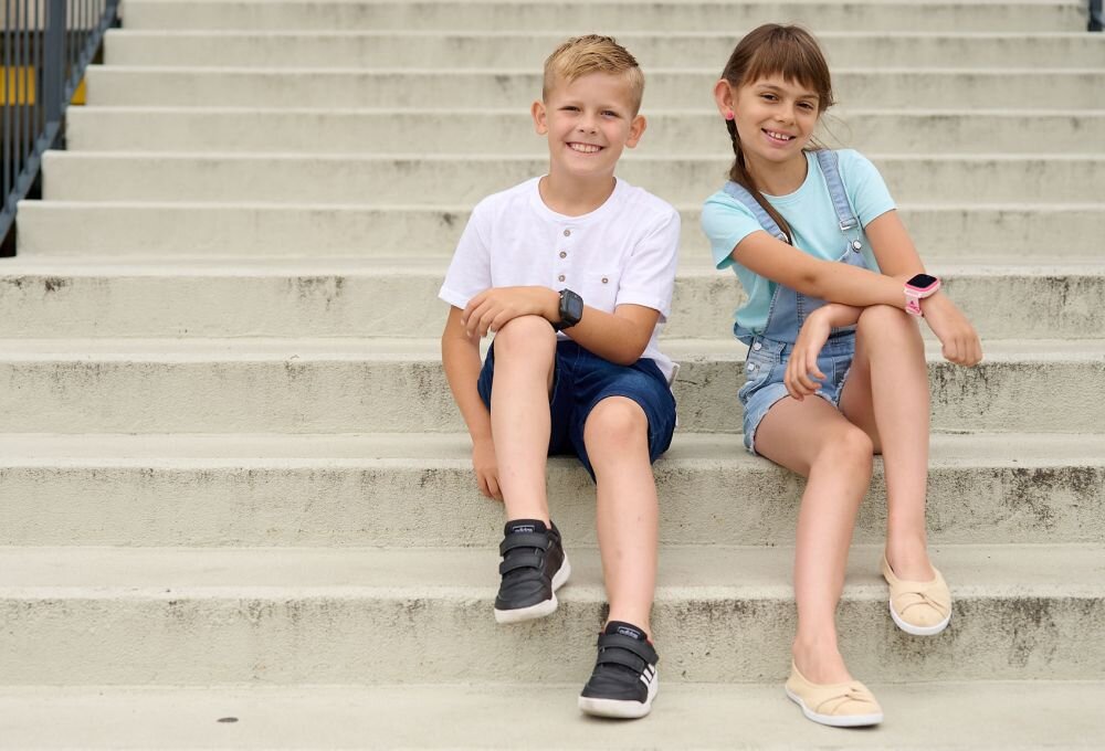 Smartwatch GARETT Kids Sun Pro 4G ekran bateria czujniki zdrowie sport pasek ładowanie pojemność rozdzielczość łączność sterowanie krew puls rozmowy smartfon aplikacja