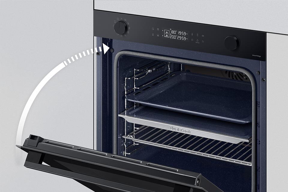 Zdjęcie ilustruje specjalny mechanizm zapobiegający trzaskaniu drzwiczek piekarnika Samsung