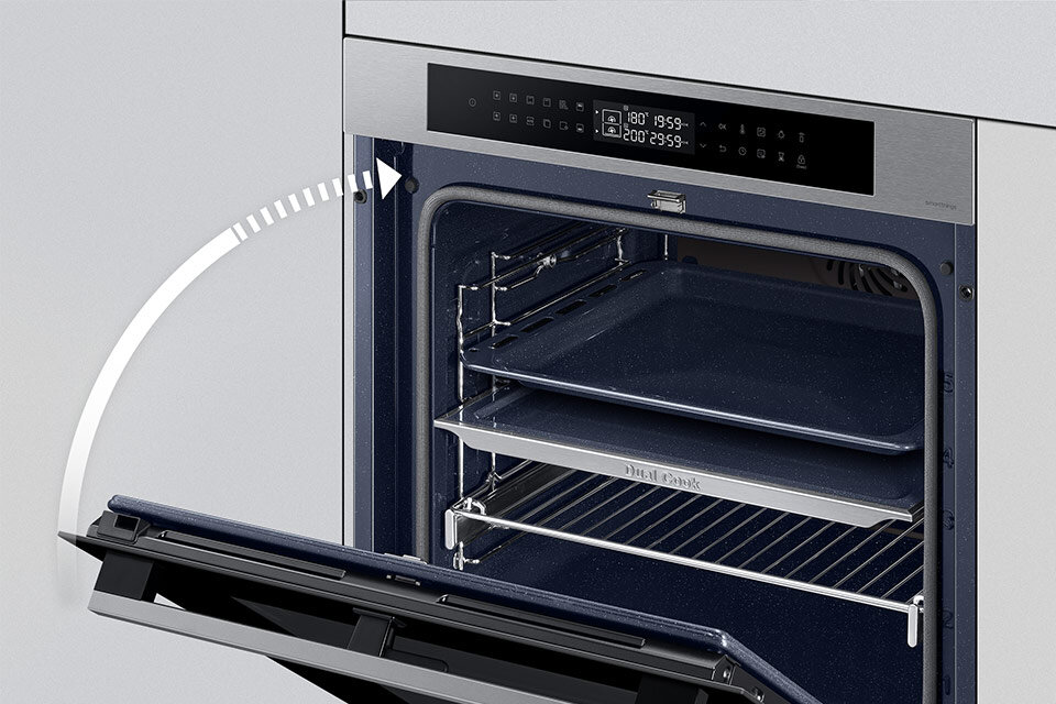 Zdjęcie ukazujące jak drzwi piekarnika NV7B4345VAS zwalniają na końcowym odcinku, by domknąć się cicho  Zdjęcie ukazujące jak drzwi piekarnika NV7B4345VAS zwalniają na końcowym odcinku, by domknąć się cicho