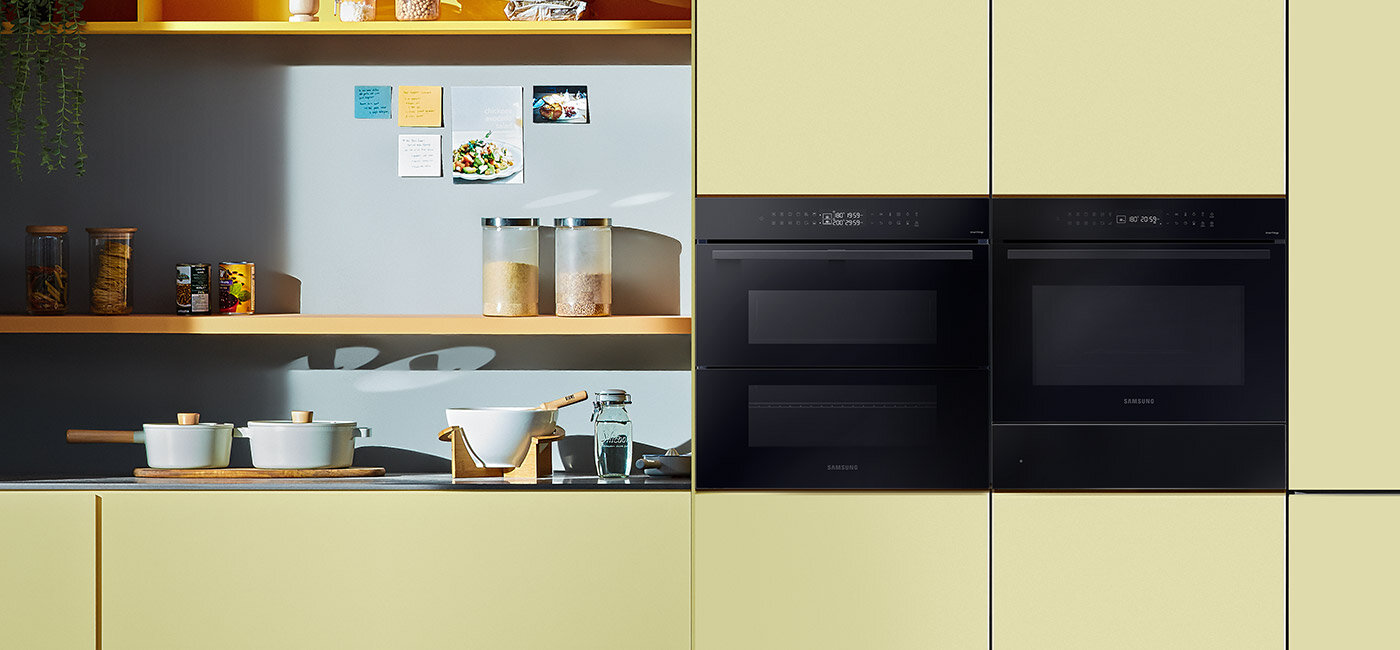 Dwa piekarniki Samsung wstawione do kuchni pomalowanej w żółto-niebieskich odcieniach. Dwa piekarniki Samsung wstawione do kuchni pomalowanej w żółto-niebieskich odcieniach.