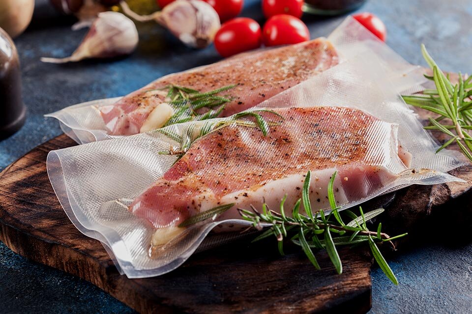 Kawałki mięsa zapakowane w woreczki próżniowe i przygotowane do przyrządzania w systemie Air Sous Vide. Kawałki mięsa zapakowane w woreczki próżniowe i przygotowane do przyrządzania w systemie Air Sous Vide.