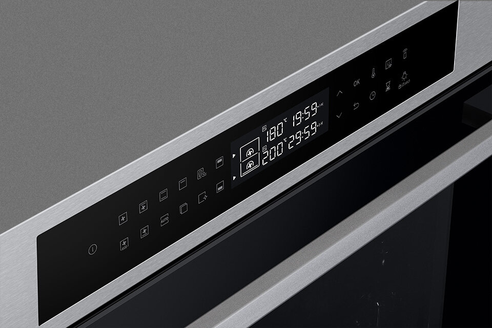 Zdjęcie przedstawia dotykowy panel sterowania oraz biały wyświetlacz, czyli zestaw, który pozwala sprawnie obsługiwać piekarnik.