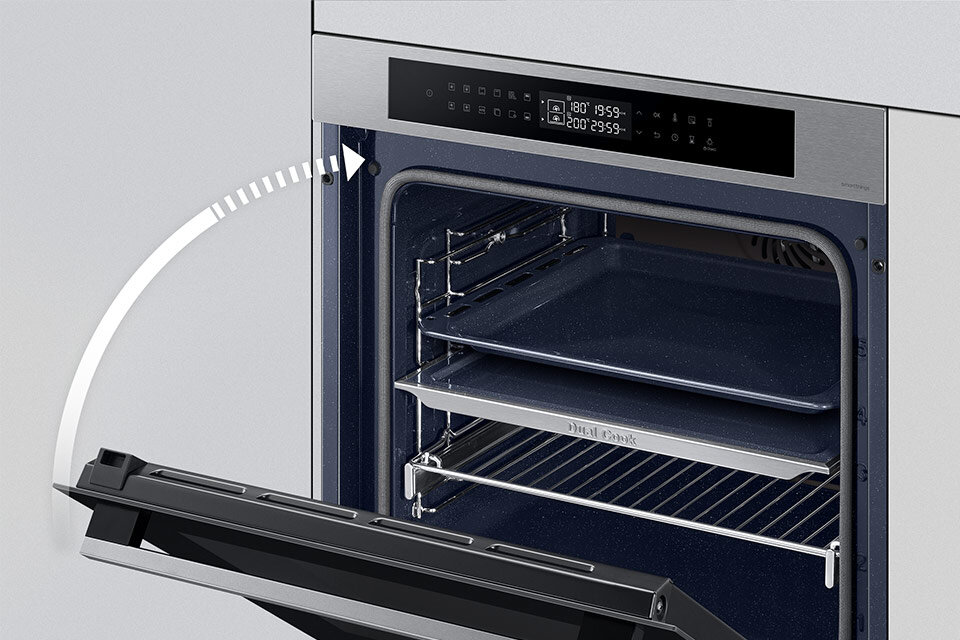 Zdjęcie piekarnika parowego, który łagodnie się domyka, dzięki czemu zostają ograniczone hałasy takie jak trzaskanie drzwiami.