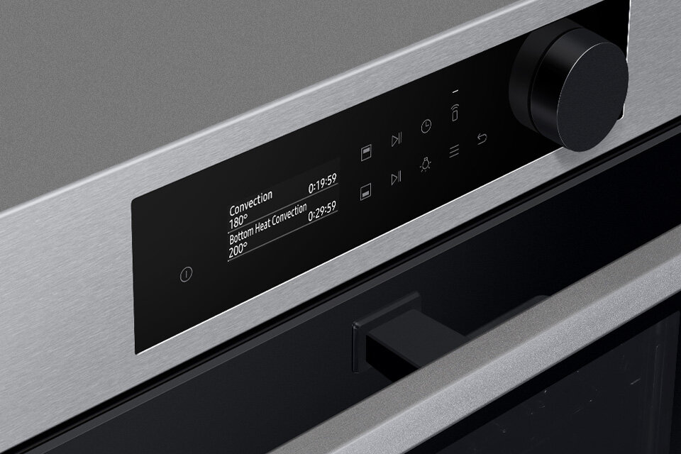 Zdjęcie przedstawia czytelny i intuicyjny panel sterowania piekarnika Samsung NV7B5745PAS/U2 z oferty Media Expert składający się z ekranu dotykowego LCD i pokrętła Zdjęcie przedstawia czytelny i intuicyjny panel sterowania piekarnika Samsung NV7B5745PAS/U2 z oferty Media Expert składający się z ekranu dotykowego LCD i pokrętła