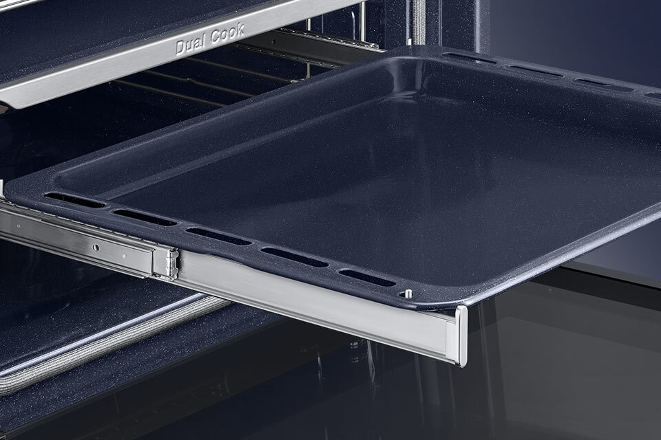 Blacha leżąca na prowadnicach teleskopowych pokazuje możliwość łatwego wsuwania i wysuwania potraw z piekarnika