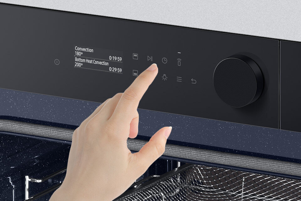 Zdjęcie dłoni sięgającej do panelu sterowania ilustruje funkcję blokady piekarnika zwiększającej bezpieczeństwo użytkowania
