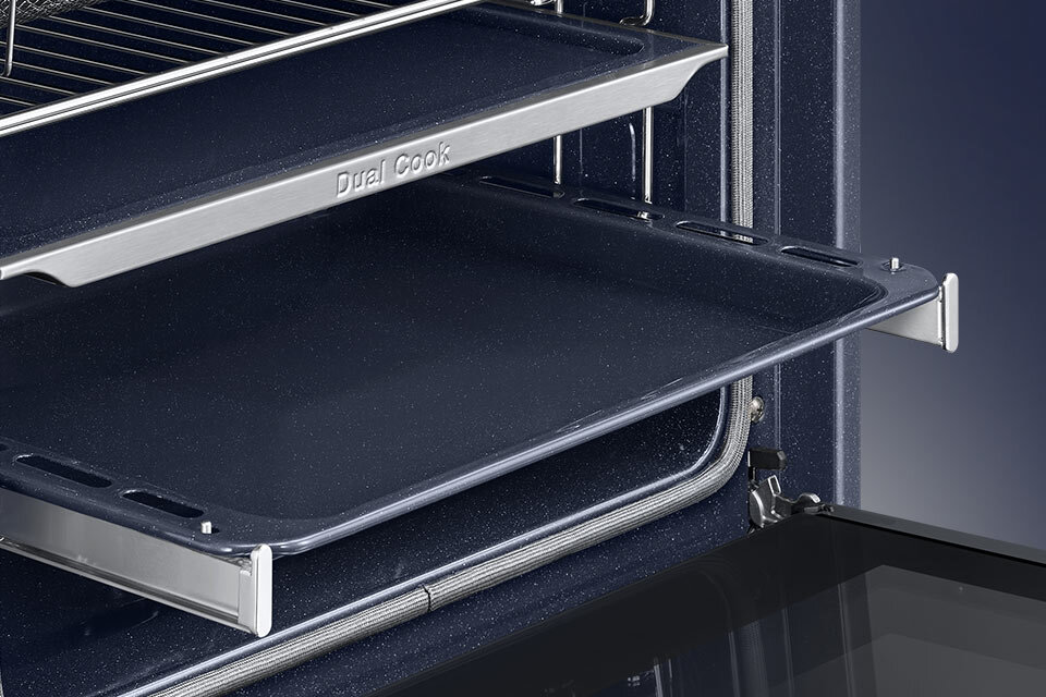 Blacha umieszczona na prowadnicach teleskopowych zamontowanych w piekarniku Samsung Natural Steam NV7B5645TAS. Blacha umieszczona na prowadnicach teleskopowych zamontowanych w piekarniku Samsung Natural Steam NV7B5645TAS.