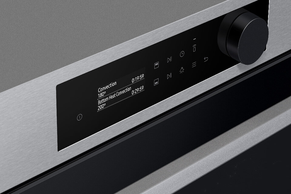 Panel kontrolny z pokrętłem magnetycznym, który zapewnia nowe możliwości sterowania piekarnikiem Samsung. Panel kontrolny z pokrętłem magnetycznym, który zapewnia nowe możliwości sterowania piekarnikiem Samsung.