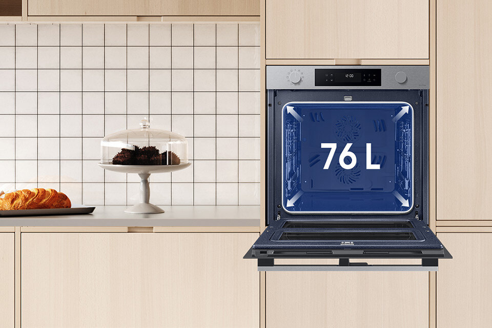 Piekarnik Samsung NV7B4525ZAS w zabudowie meblowej z otwartymi drzwiami pokazuje jak pojemna jest komora Piekarnik Samsung NV7B4525ZAS w zabudowie meblowej z otwartymi drzwiami pokazuje jak pojemna jest komora