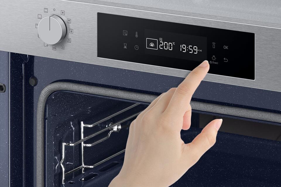 Palec zbliżający się do przycisku blokady rodzicielskiej, by dezaktywować panel sterowania