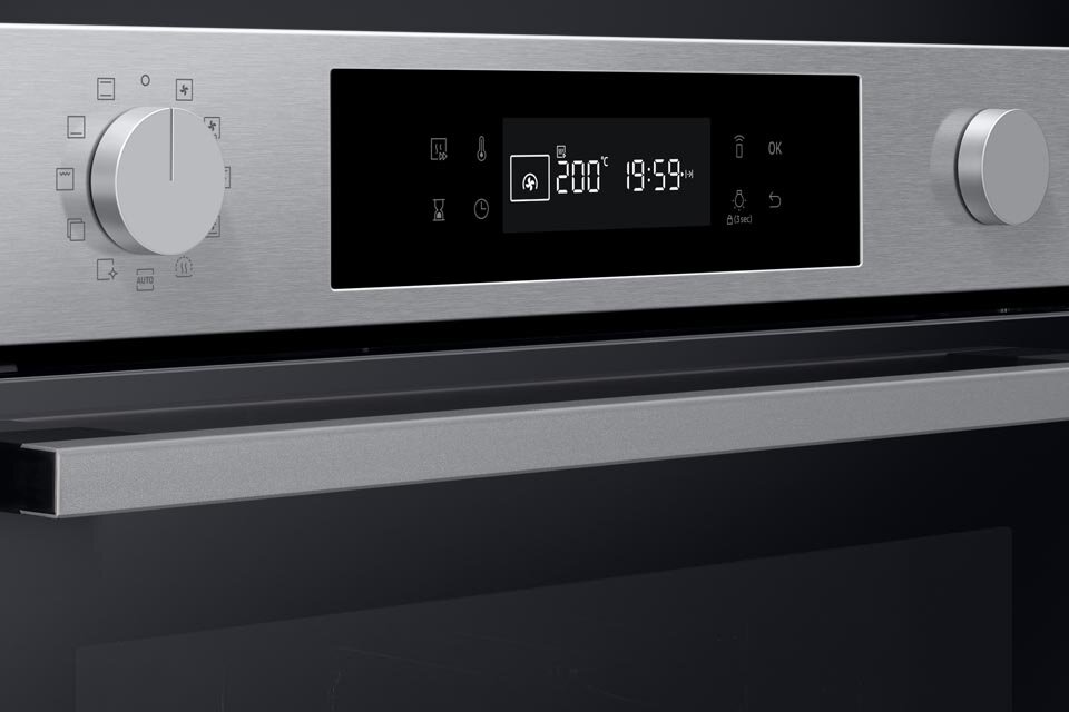 Zbliżenie na panel sterowania piekarnika Samsung NV7B41207AS