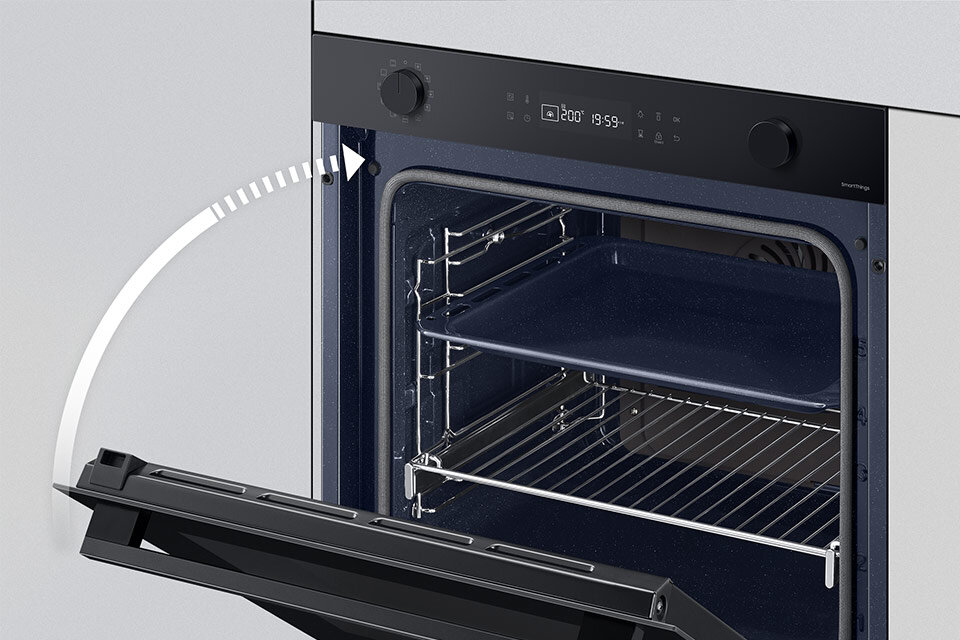 Na zdjęciu widoczny jest otwarty piekarnik Samsung, którego drzwi łagodnie się domykają Na zdjęciu widoczny jest otwarty piekarnik Samsung, którego drzwi łagodnie się domykają